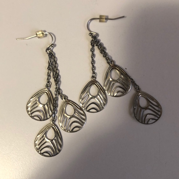 🎉HP🎉🆕 ✨Lia Sophia Feather Earrings✨ - Picture 1 of 2